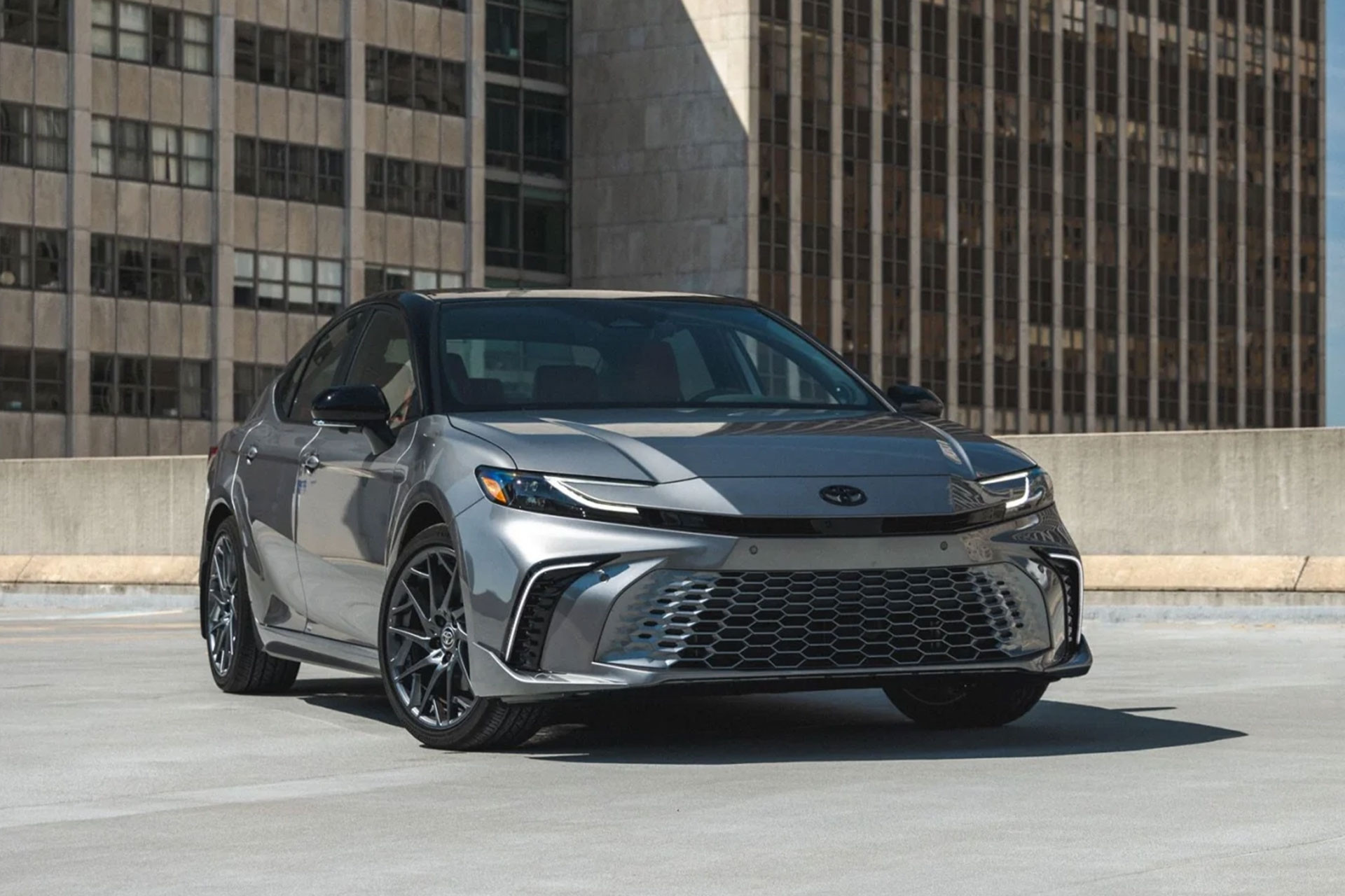 Xe hybrid – Giải pháp trung gian “dễ sống”